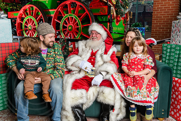 RKPhoto-2025-TheCharlestonSanta-Dec7-2591