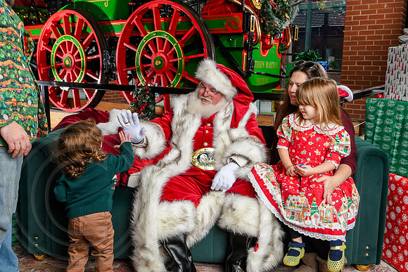 RKPhoto-2025-TheCharlestonSanta-Dec7-2592