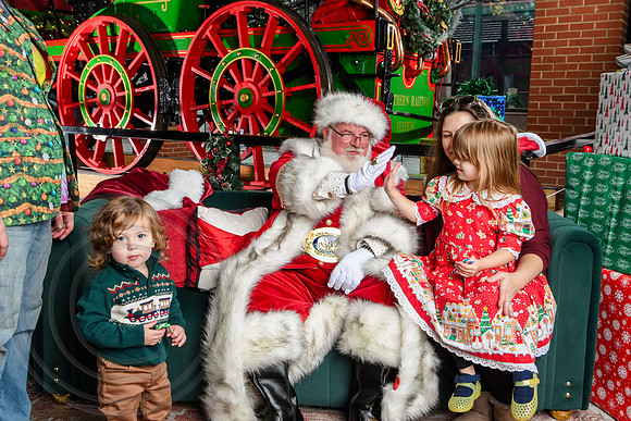 RKPhoto-2025-TheCharlestonSanta-Dec7-2593