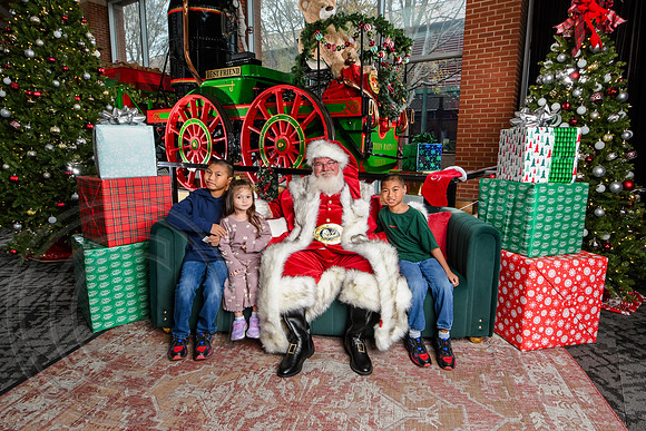 RKPhoto-2025-TheCharlestonSanta-Dec7-2594