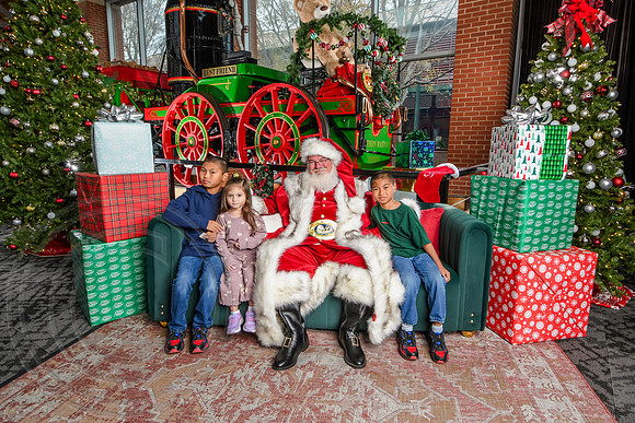 RKPhoto-2025-TheCharlestonSanta-Dec7-2595