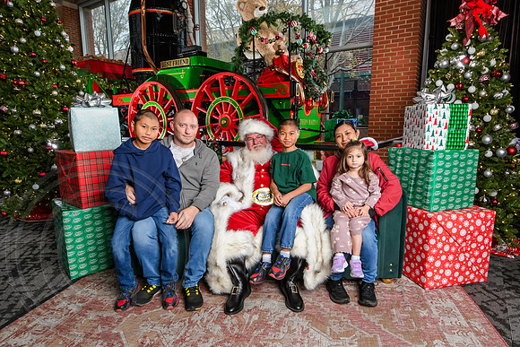 RKPhoto-2025-TheCharlestonSanta-Dec7-2596
