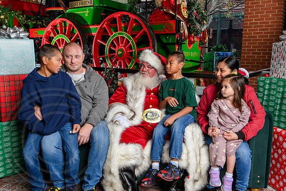 RKPhoto-2025-TheCharlestonSanta-Dec7-2597