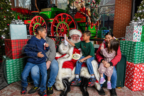 RKPhoto-2025-TheCharlestonSanta-Dec7-2598