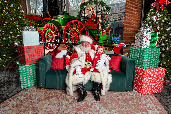RKPhoto-2025-TheCharlestonSanta-Dec7-2599