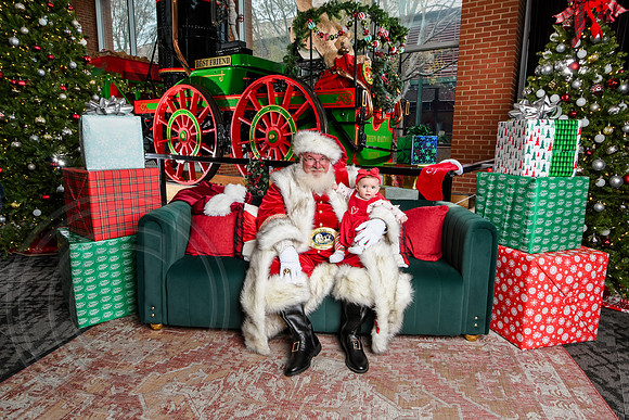 RKPhoto-2025-TheCharlestonSanta-Dec7-2600