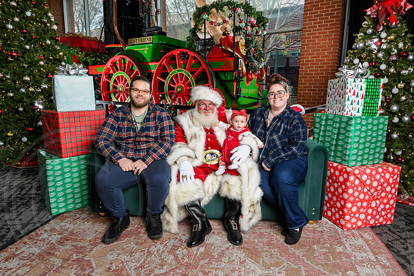 RKPhoto-2025-TheCharlestonSanta-Dec7-2601