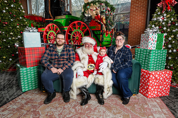 RKPhoto-2025-TheCharlestonSanta-Dec7-2602