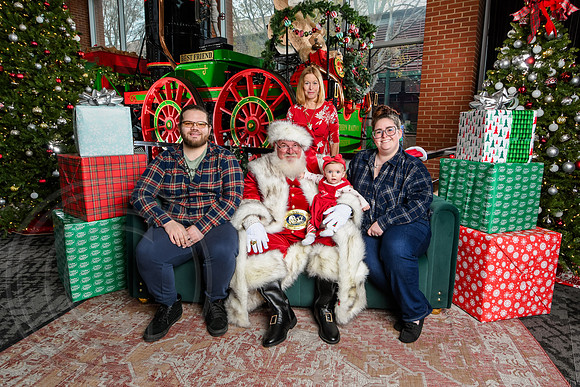RKPhoto-2025-TheCharlestonSanta-Dec7-2604