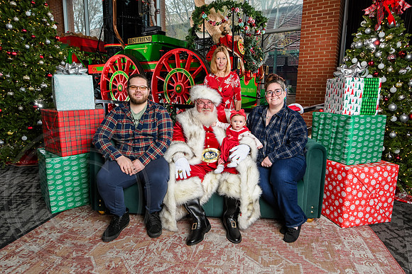 RKPhoto-2025-TheCharlestonSanta-Dec7-2605