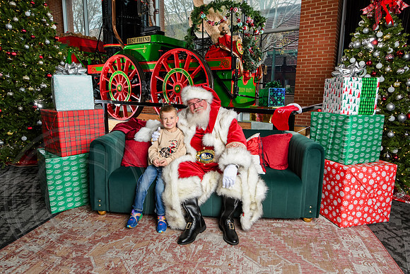 RKPhoto-2025-TheCharlestonSanta-Dec7-2606