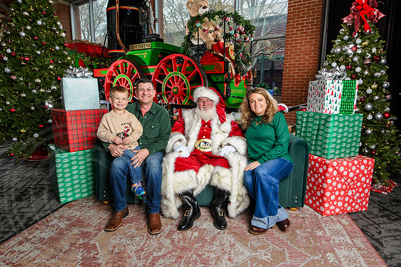 RKPhoto-2025-TheCharlestonSanta-Dec7-2607