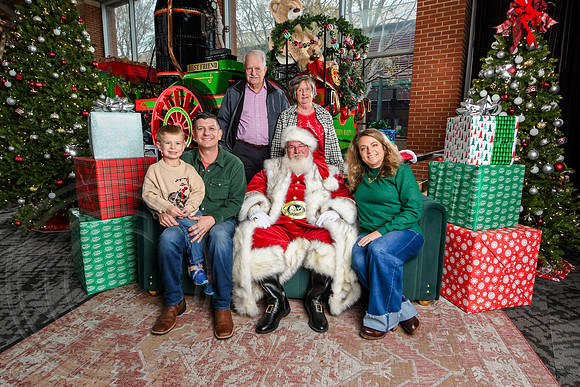 RKPhoto-2025-TheCharlestonSanta-Dec7-2608