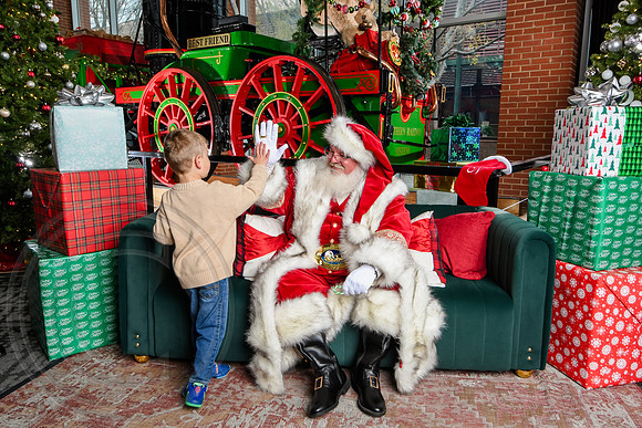 RKPhoto-2025-TheCharlestonSanta-Dec7-2613
