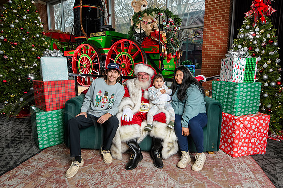RKPhoto-2025-TheCharlestonSanta-Dec7-2619