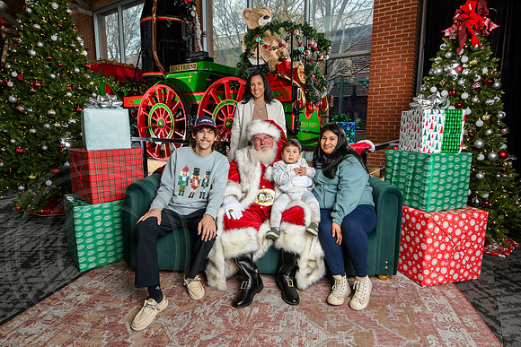RKPhoto-2025-TheCharlestonSanta-Dec7-2620