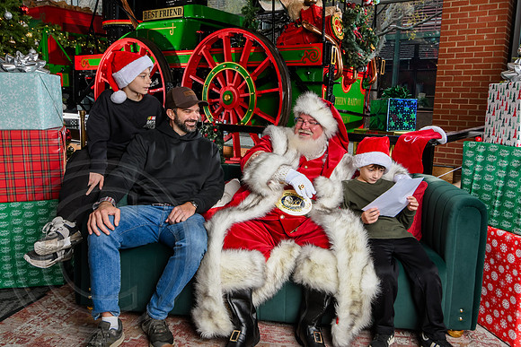 RKPhoto-2025-TheCharlestonSanta-Dec7-2628