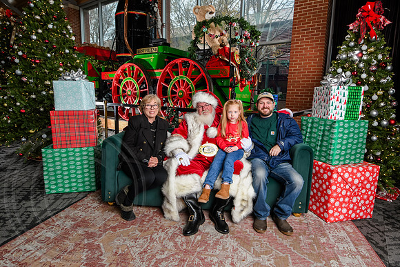 RKPhoto-2025-TheCharlestonSanta-Dec7-2631