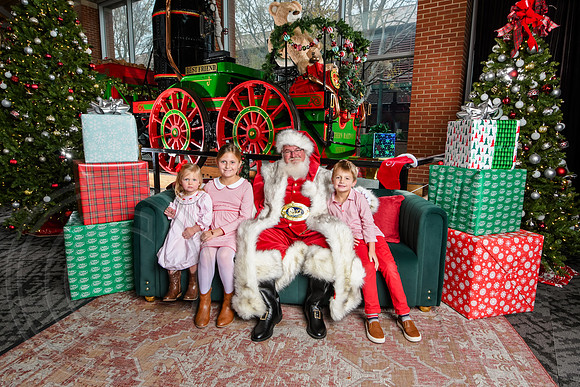RKPhoto-2025-TheCharlestonSanta-Dec7-2639