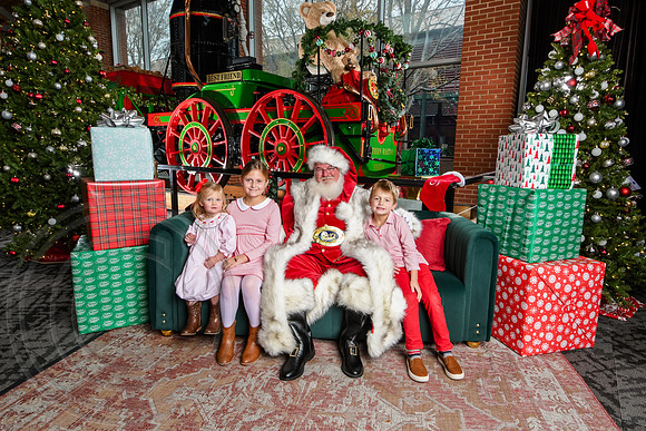 RKPhoto-2025-TheCharlestonSanta-Dec7-2640
