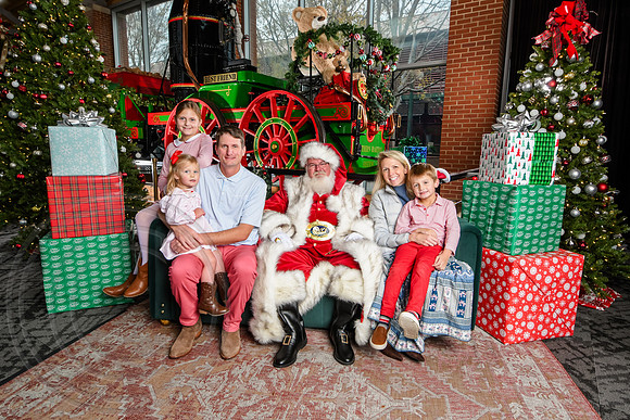 RKPhoto-2025-TheCharlestonSanta-Dec7-2641