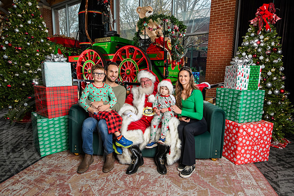 RKPhoto-2025-TheCharlestonSanta-Dec7-2648
