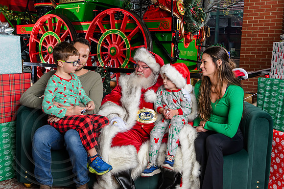 RKPhoto-2025-TheCharlestonSanta-Dec7-2649