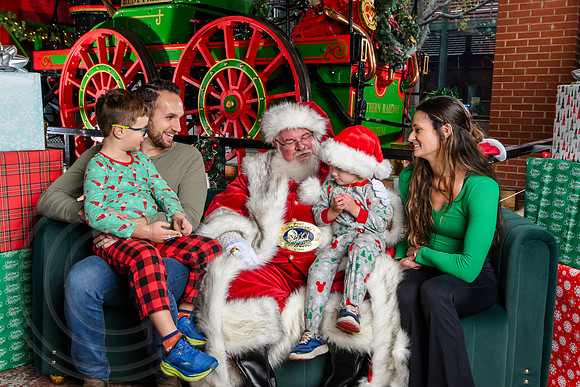RKPhoto-2025-TheCharlestonSanta-Dec7-2650