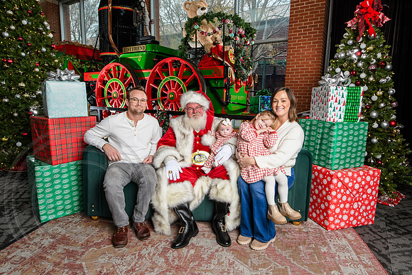 RKPhoto-2025-TheCharlestonSanta-Dec7-2654