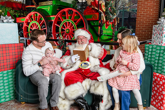 RKPhoto-2025-TheCharlestonSanta-Dec7-2658