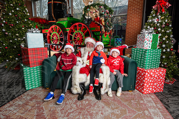 RKPhoto-2025-TheCharlestonSanta-Dec7-2663