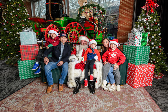 RKPhoto-2025-TheCharlestonSanta-Dec7-2664