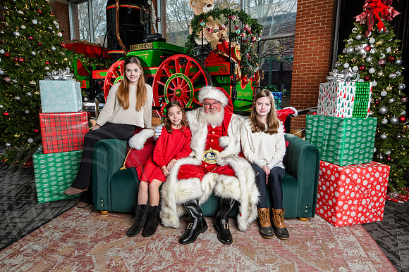 RKPhoto-2025-TheCharlestonSanta-Dec7-2669