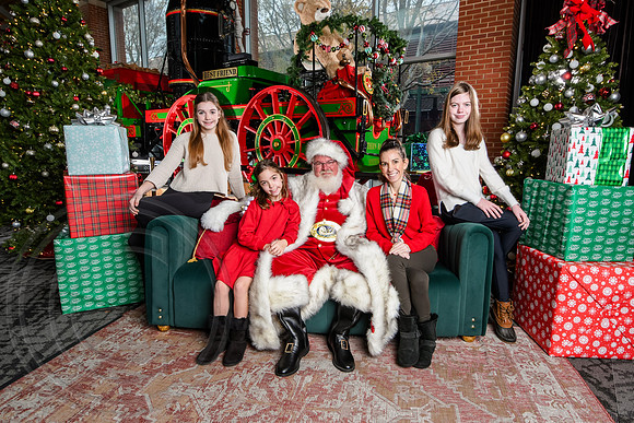 RKPhoto-2025-TheCharlestonSanta-Dec7-2670