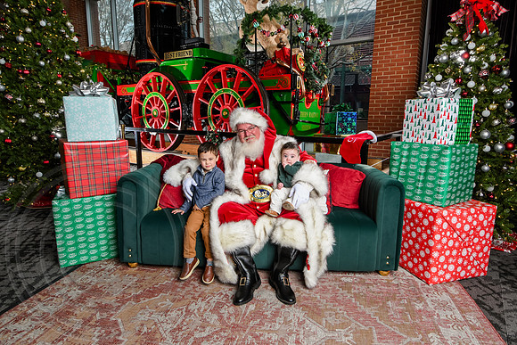 RKPhoto-2025-TheCharlestonSanta-Dec7-2676