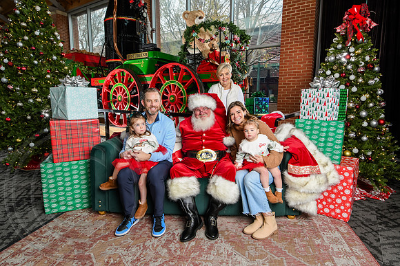 RKPhoto-2025-TheCharlestonSanta-Dec7-2209
