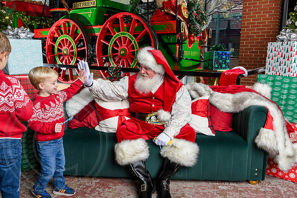 RKPhoto-2025-TheCharlestonSanta-Dec7-2332