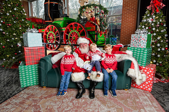 RKPhoto-2025-TheCharlestonSanta-Dec7-2327