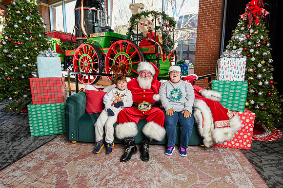 RKPhoto-2025-TheCharlestonSanta-Dec13-2901
