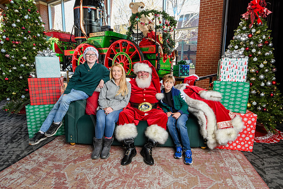 RKPhoto-2025-TheCharlestonSanta-Dec13-2898
