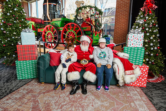 RKPhoto-2025-TheCharlestonSanta-Dec13-2902