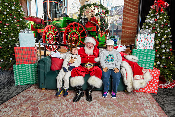 RKPhoto-2025-TheCharlestonSanta-Dec13-2903