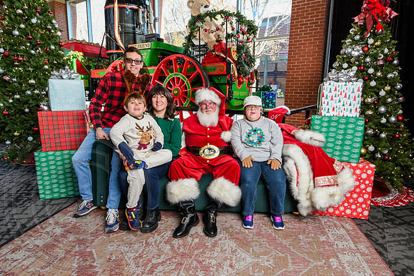 RKPhoto-2025-TheCharlestonSanta-Dec13-2904