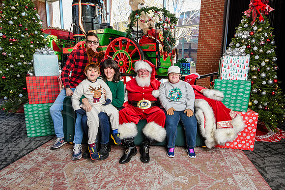 RKPhoto-2025-TheCharlestonSanta-Dec13-2905