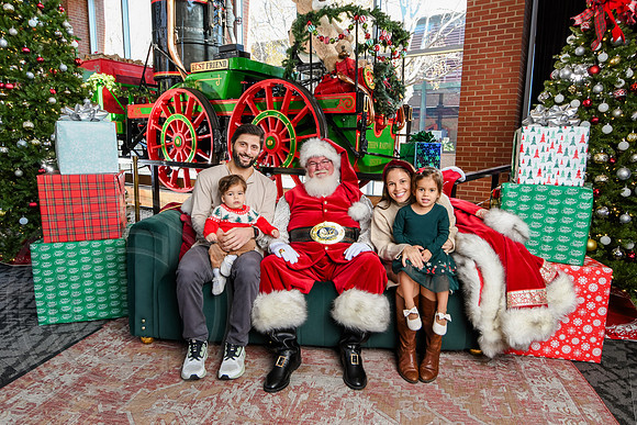 RKPhoto-2025-TheCharlestonSanta-Dec13-2910