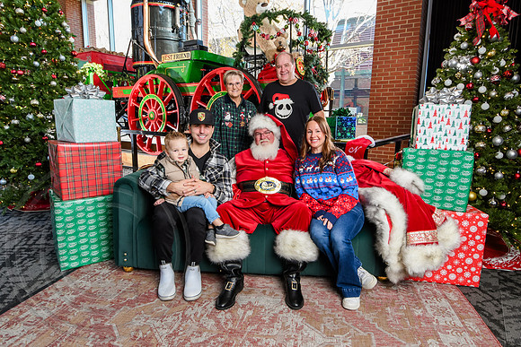 RKPhoto-2025-TheCharlestonSanta-Dec13-2925