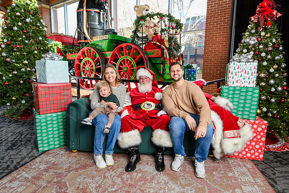 RKPhoto-2025-TheCharlestonSanta-Dec13-2930
