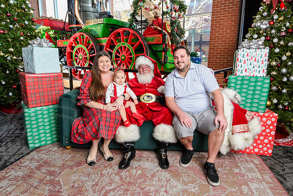 RKPhoto-2025-TheCharlestonSanta-Dec13-2963