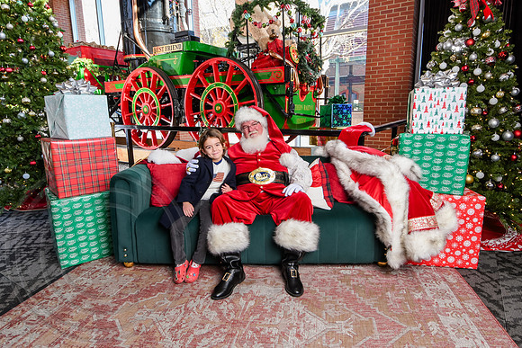 RKPhoto-2025-TheCharlestonSanta-Dec13-2971