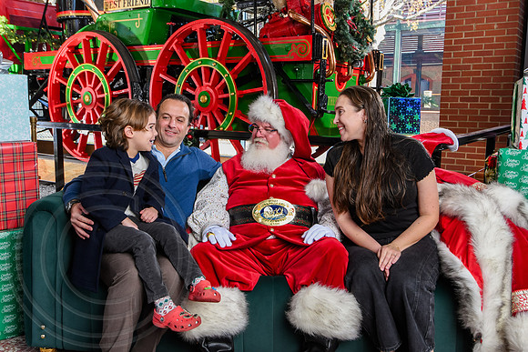 RKPhoto-2025-TheCharlestonSanta-Dec13-2974